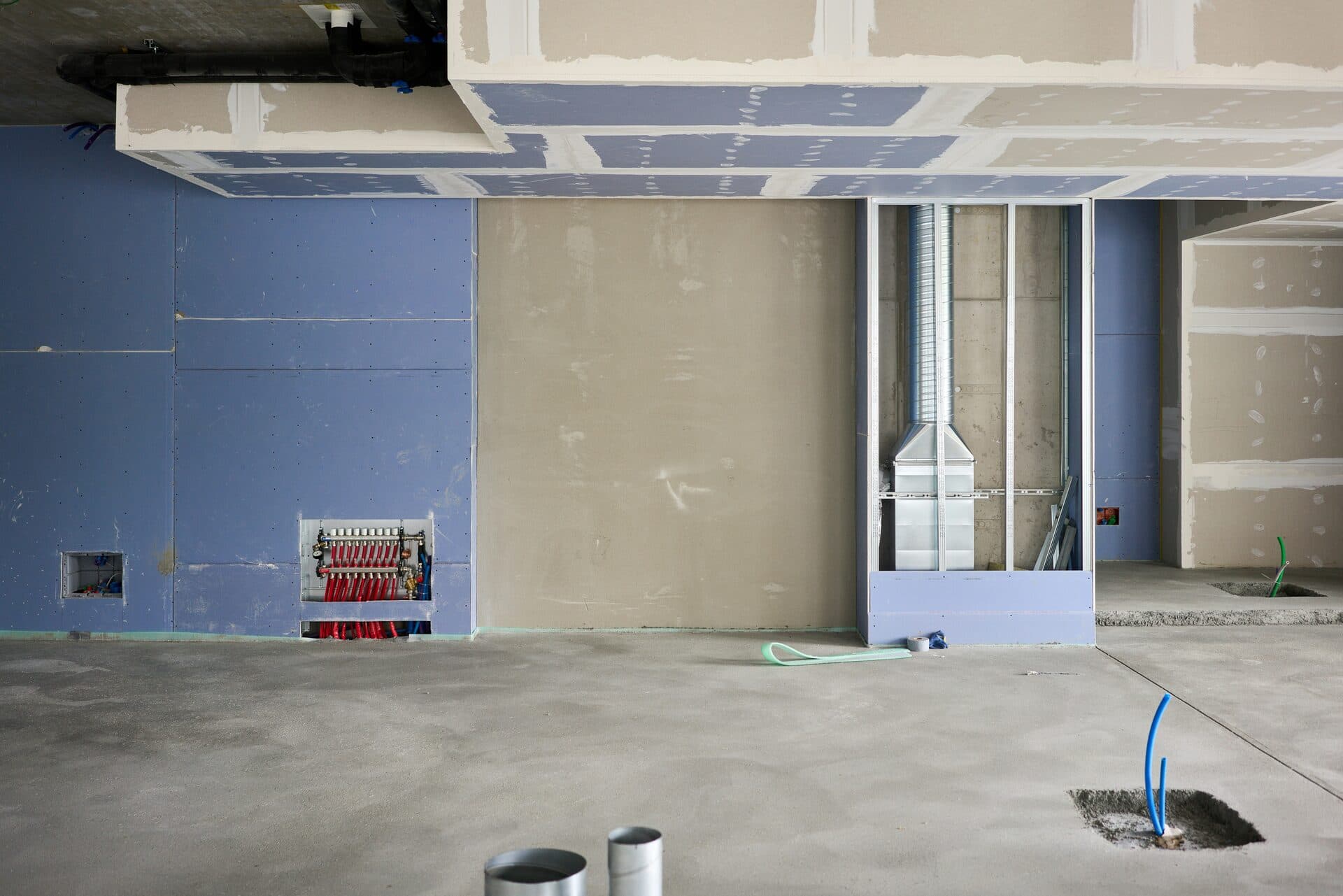 Intérieur d’appartement rénové avec murs clairs