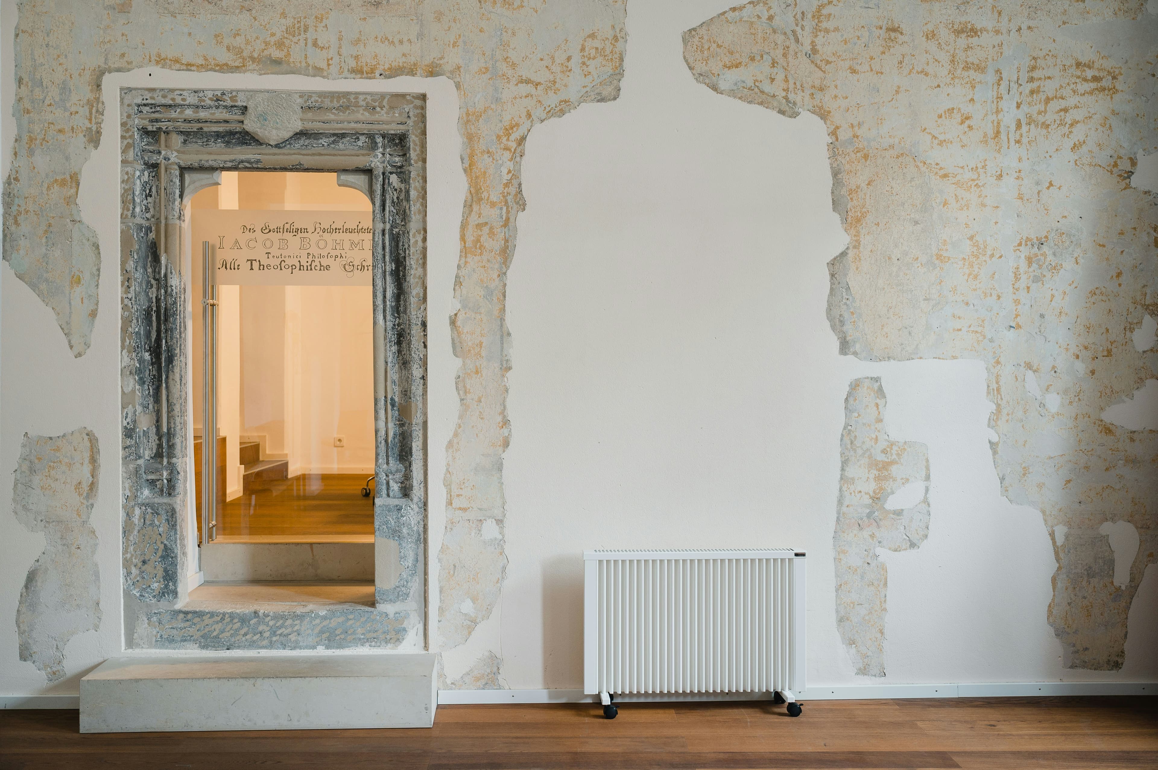 Mur intérieur abîmé à reprendre avant peinture